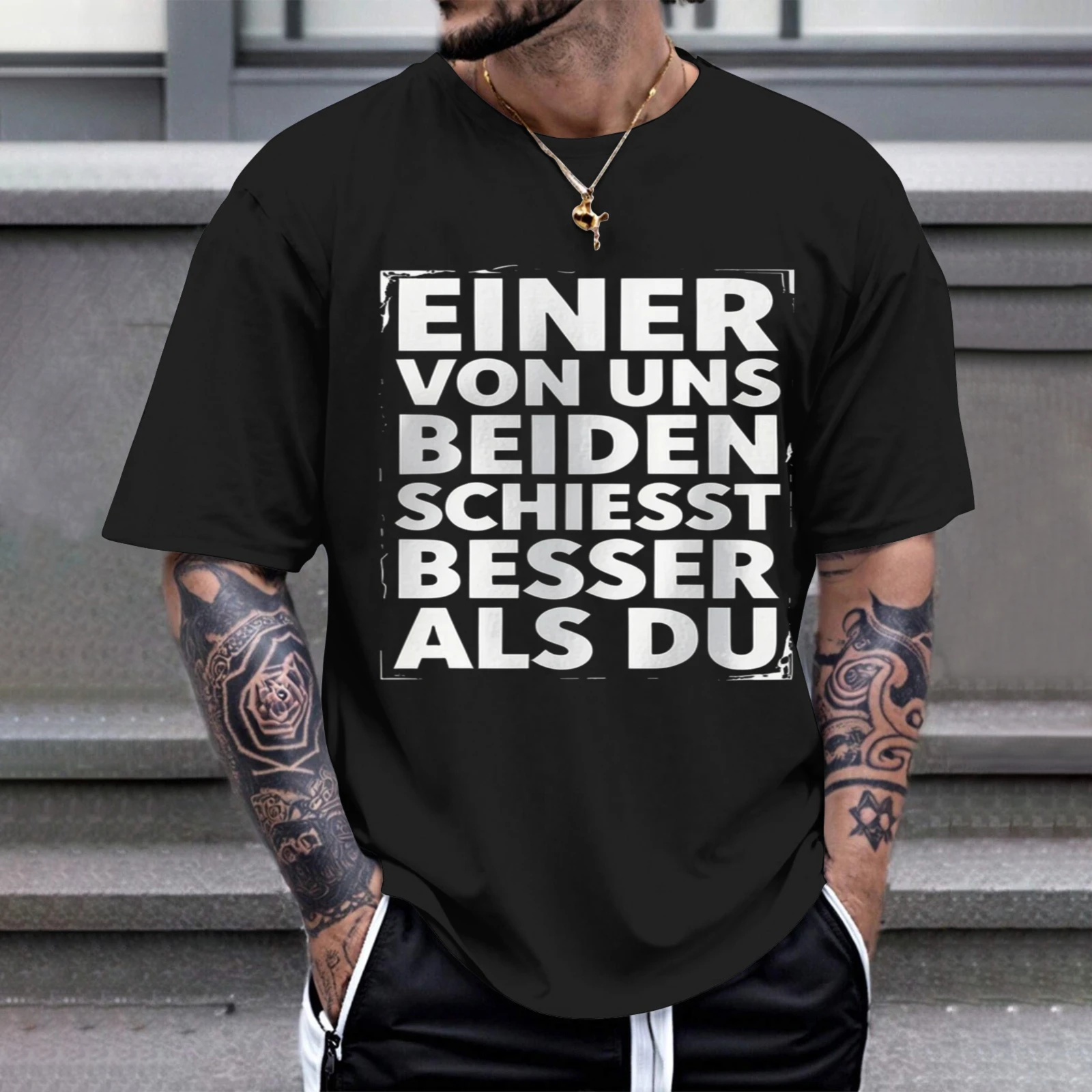 Herren-T-Shirt „One Of Us Two Shots Better Than You Better“ für Partys und Karneval-Outfits