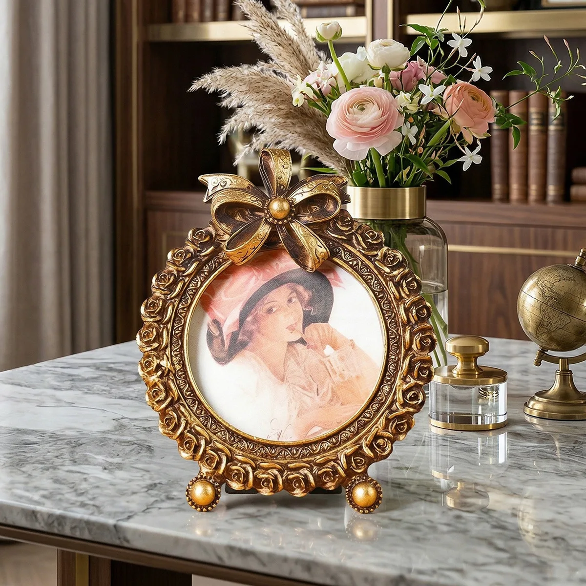 European-style antique gold three-dimensional patterned round decorative photo frame ornament for photo display and photography