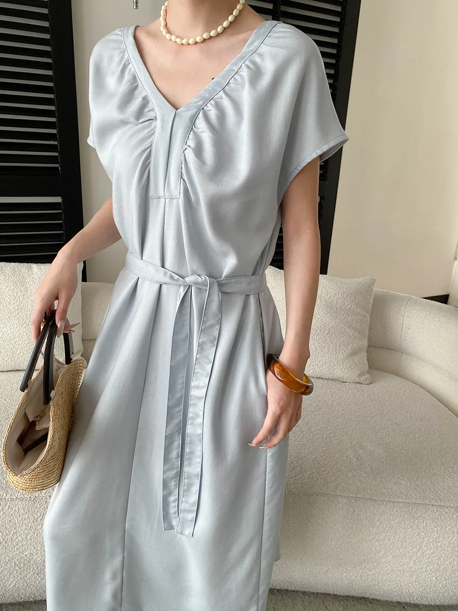 Sommerliches Damenkleid in unifarbenem Design mit V-Ausschnitt und Schnürung an der Taille für eine schlanke Silhouette. – Detail 10