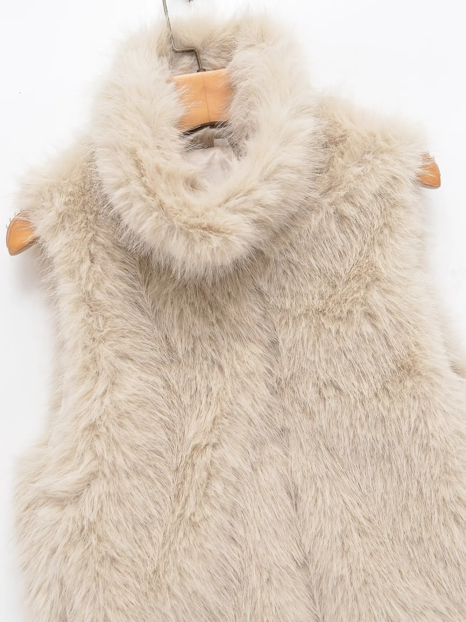 سترات شتوية نسائية من الفرو الصناعي لعام 2025 بدون أكمام وطية صدر السترة وإبزيم مخفي معاطف شتوية للسيدات ملابس خارجية عالية الشارع