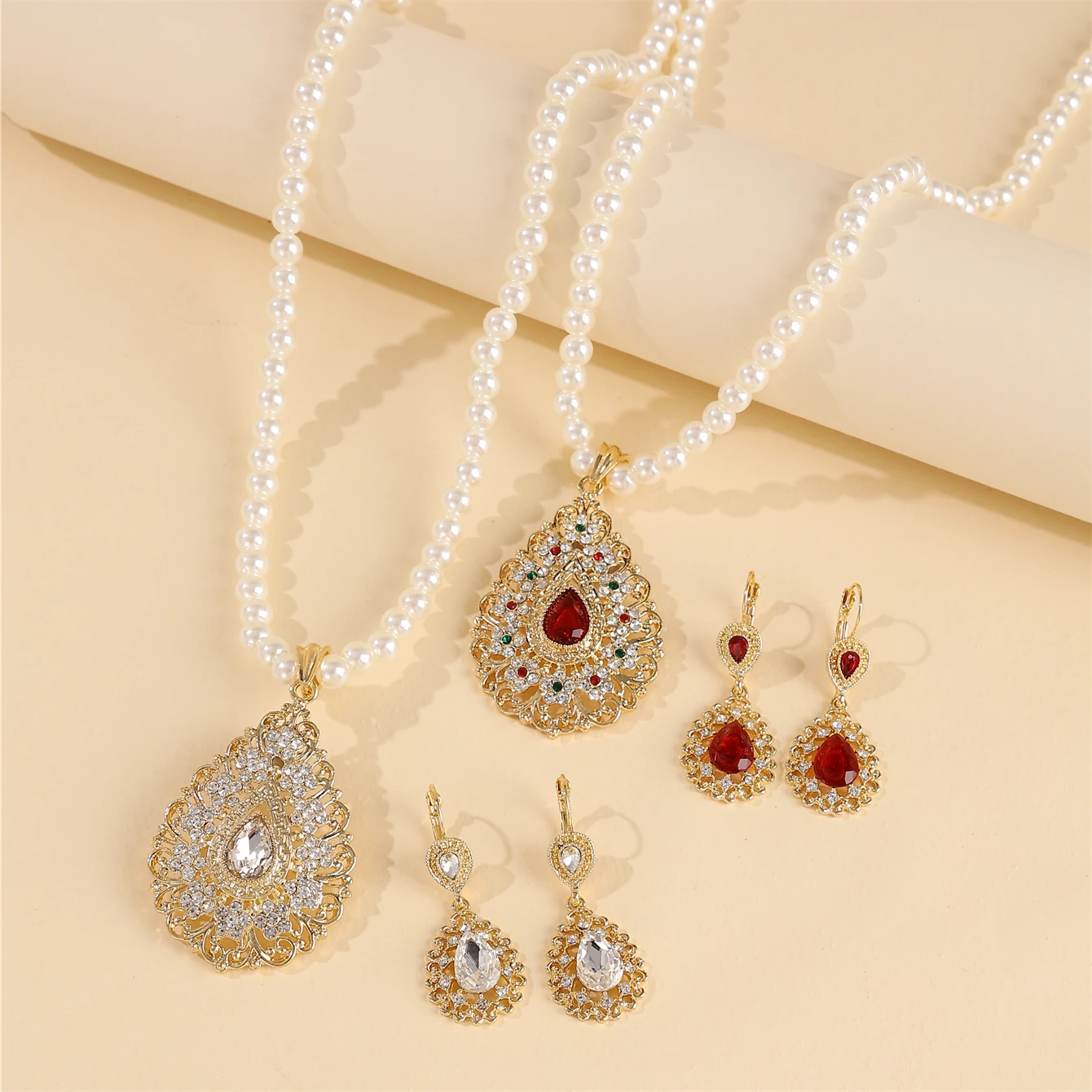 

Moroccan Style Water Drop Hollow Pendant Pearl Necklace Large Water Drop Rhinestone Earrings 2-Piece Bridal Jewelry Accessories