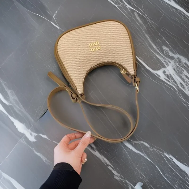 

Trendy Letter Logo Leather Tote Bag - Vintage Inspired Crossbody Purse For Women, Stylish Minimalist Shopper With Spacious Desig