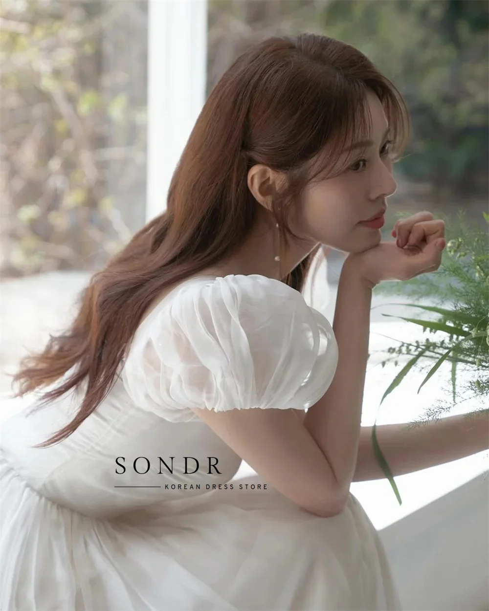 Suknie ślubne koreańskie na zamówienie Sondr, sesja zdjęciowa, kwadratowy dekolt, bufiaste rękawy, długość do podłogi, gorset, koreańskie suknie ślubne 웨딩드레스