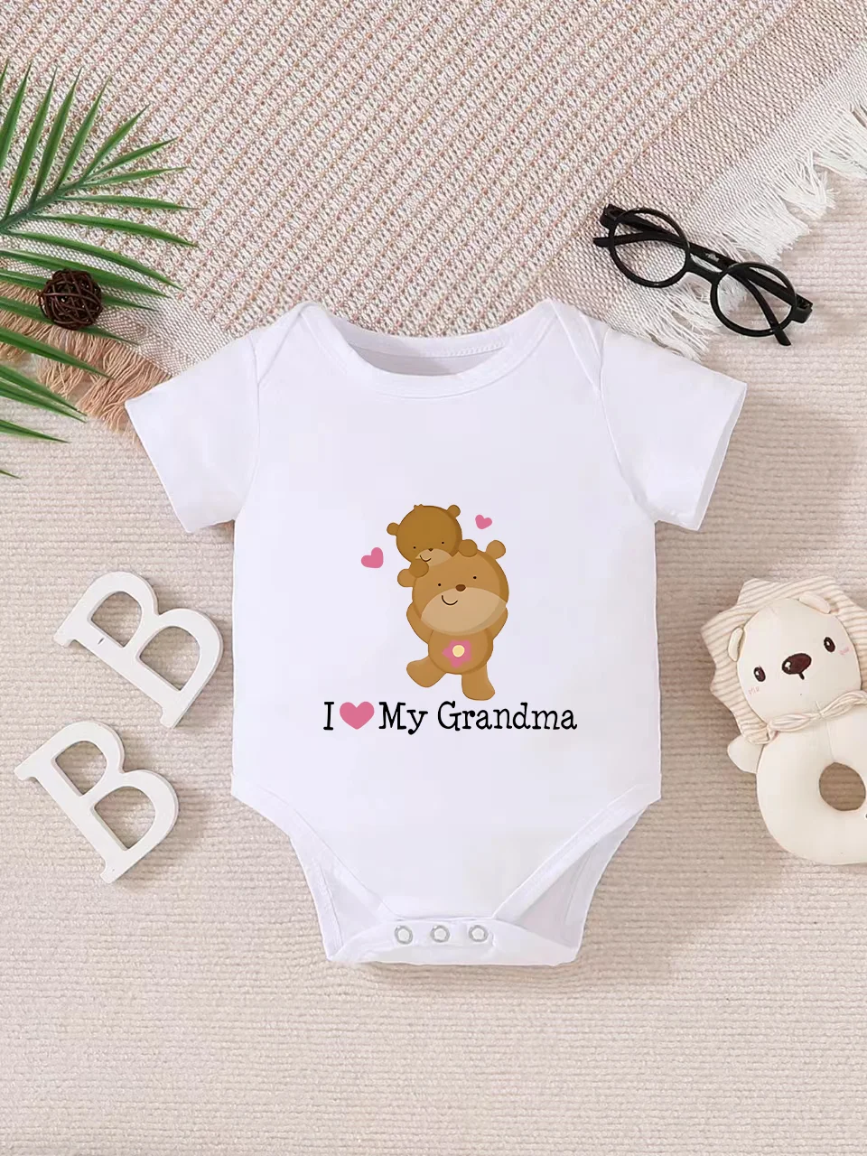 Baby short-sleeved triangle bodysuit, fun letter print, button design, easy to care for, suitable for new parents.