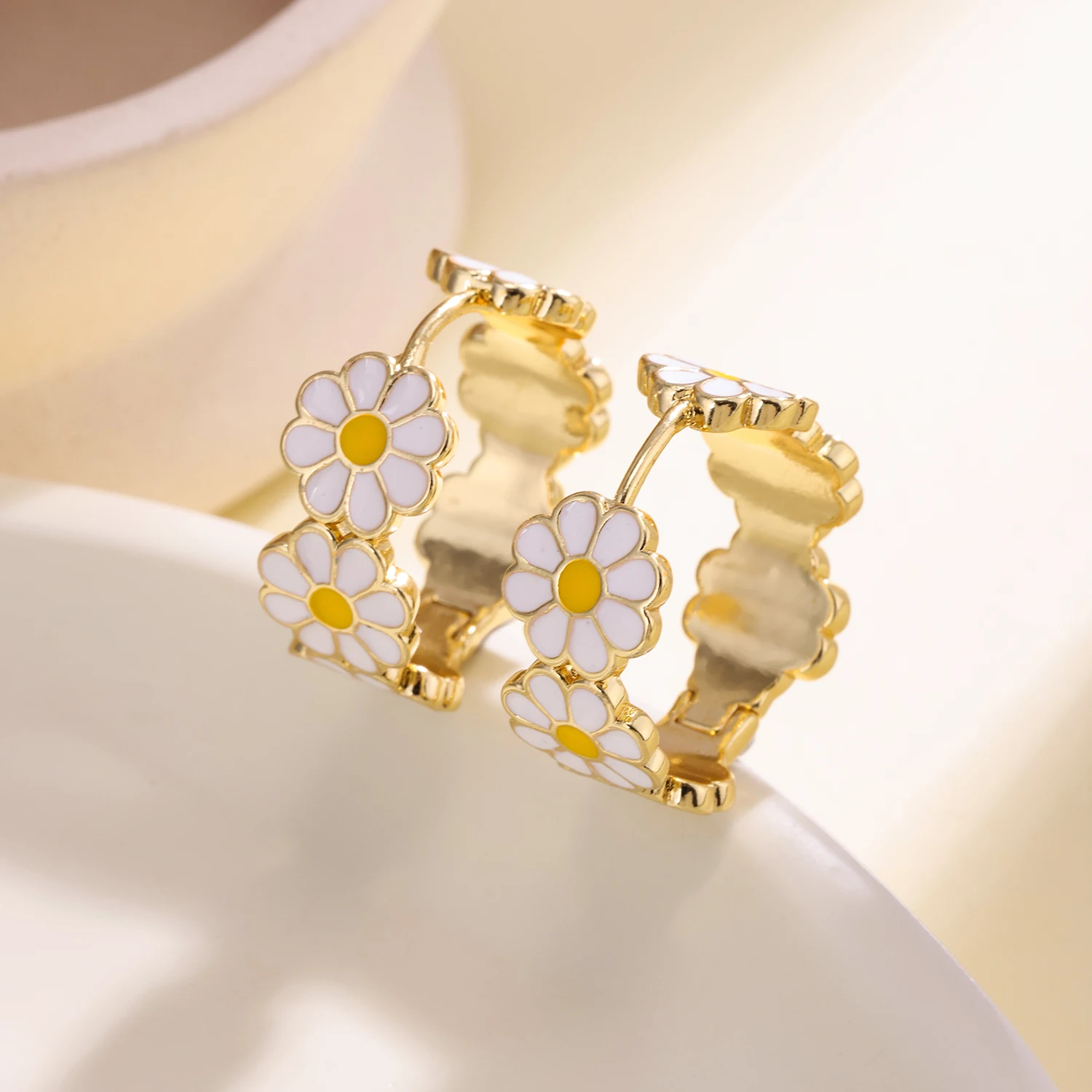 

AIBEF Light Luxury Trendy Daisy Design Circle Hoop Earrings For Women Simple Style Jewelry Daily Wear Summer Party Gifts