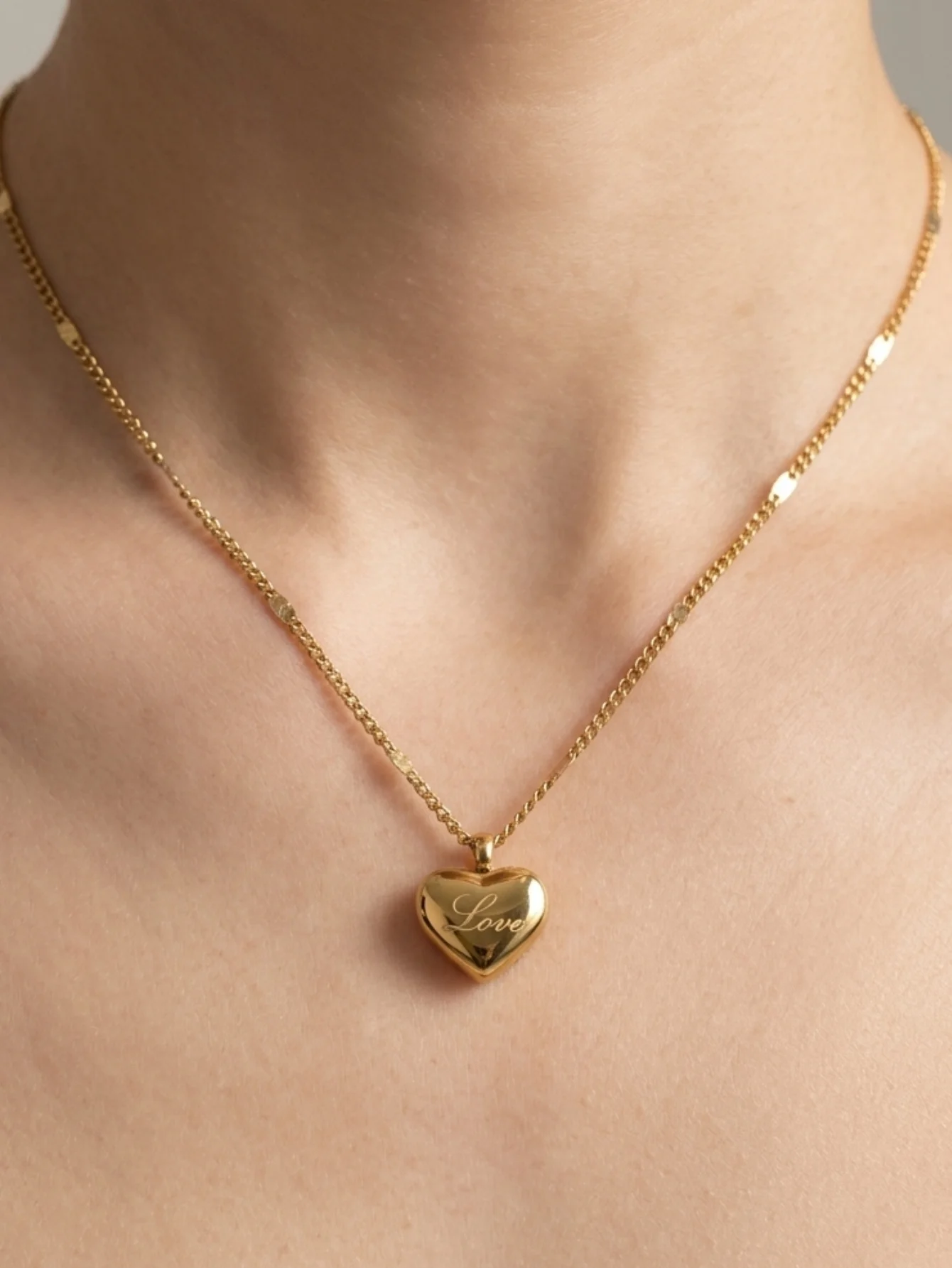 1 Piece Stainless Steel 18K Gold-Plated Three-Dimensional Heart-Shaped Necklace with Engraved Love, Light Luxury Style Clavicle Chain, Suitable for Women's Daily Wear, Dating, Banquets, Parties, Workplace, and Gift-Giving in Various Occasions
