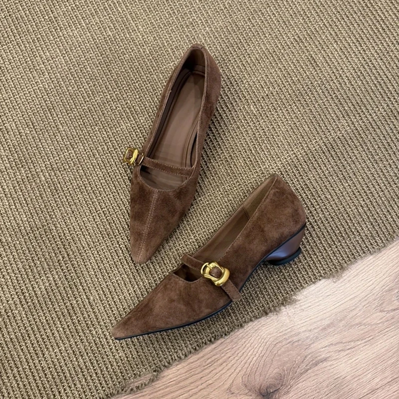 : Czółenka na średnim obcasie