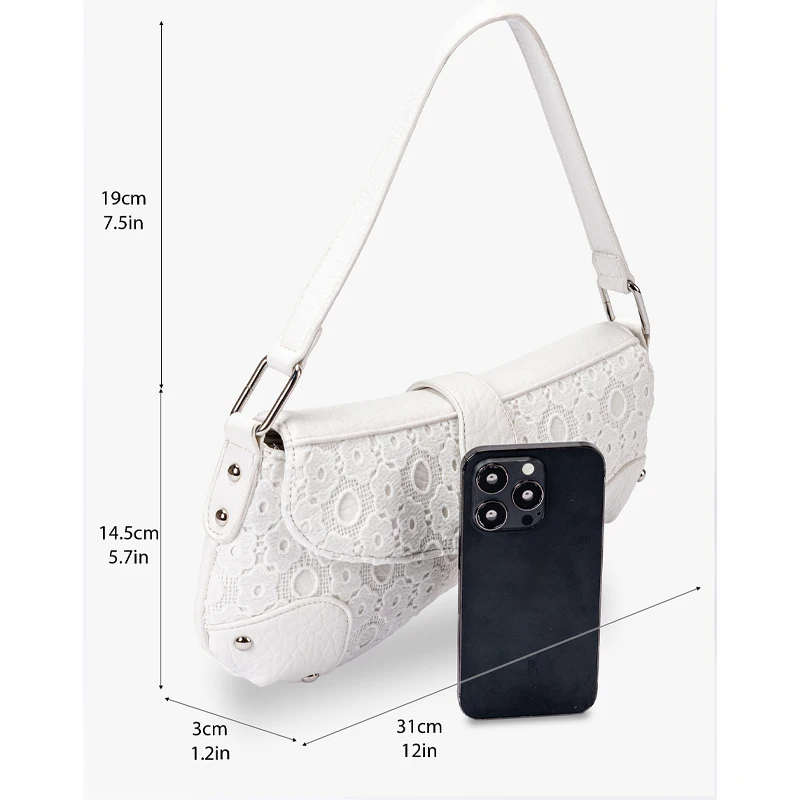 Bolsa assimétrica de renda floral de ombro único para senhora com tachas atraentes – Uma bolsa estilo rua com alça nas axilas