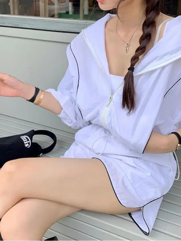 

Women's Short Sleeve Hooded Sun Protection Top And Wide Leg Short Pants Set Loose Fit Drawstring Waist Splice Design Spring S...