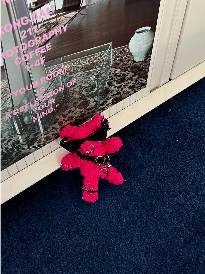 

Плюшевый брелок-медведь ручной работы в неоновом панк-стиле KUROUTAYA, модный кулон для сумки/рюкзака для любителей панк-рока, с солнцезащитными очками