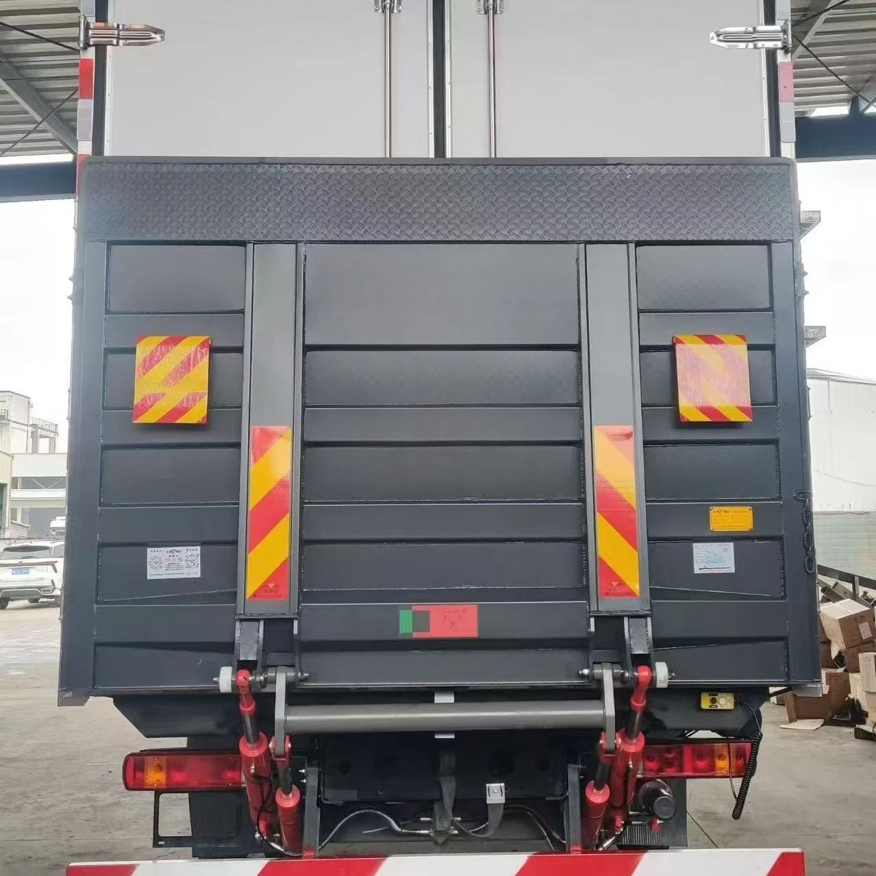 Box truck unloading lift tail plate hydraulic lift