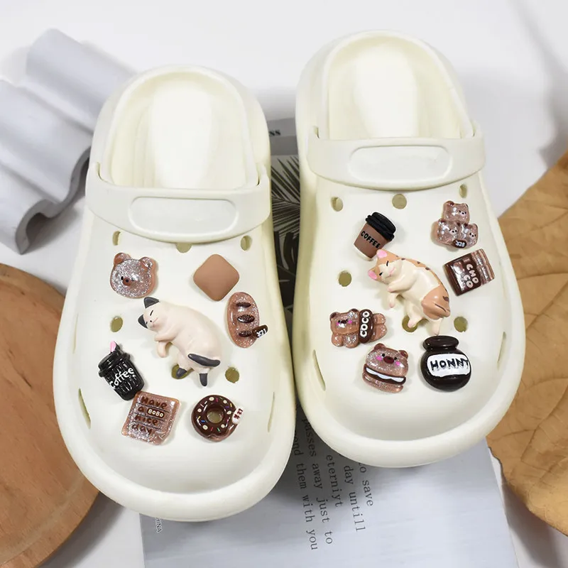 2024 New Cute 3D Cats Shoe Charms Designer DIY Stereo Shoe Decoration Clogs Hello Kids Women Girls Gifts Charm for Jibb