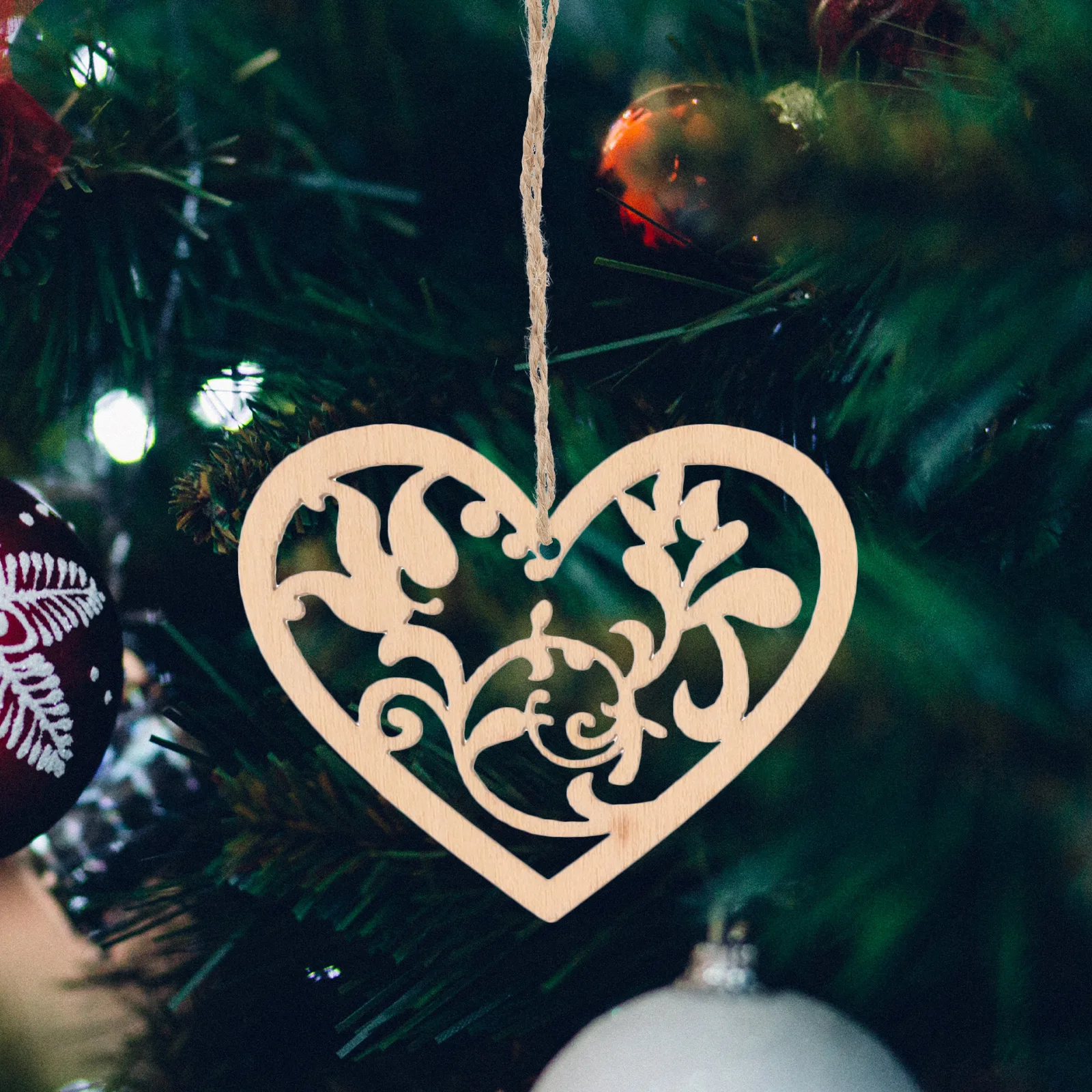 

100Pcs Hollow Out Heart Wooden Slices Premium Flower Crafts Creative Wood Decorations For Wall Home Party Sewing Accessories