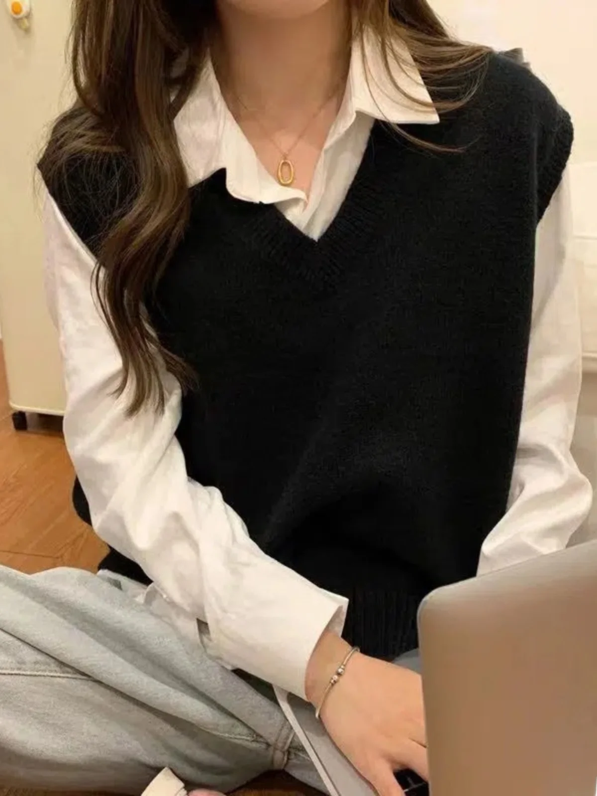 เสื้อกั๊กถักไหมพรมทรงวีสำหรับผู้หญิง ใส่ในฤดูหนาว เนื้อผ้าบาง ใส่เป็นเสื้อนอกหรือเสื้อซับในได้ สวมใส่สบายๆ เหมาะกับการเดินทาง ทรงหลวม ใส่แล้วดูเพรียว