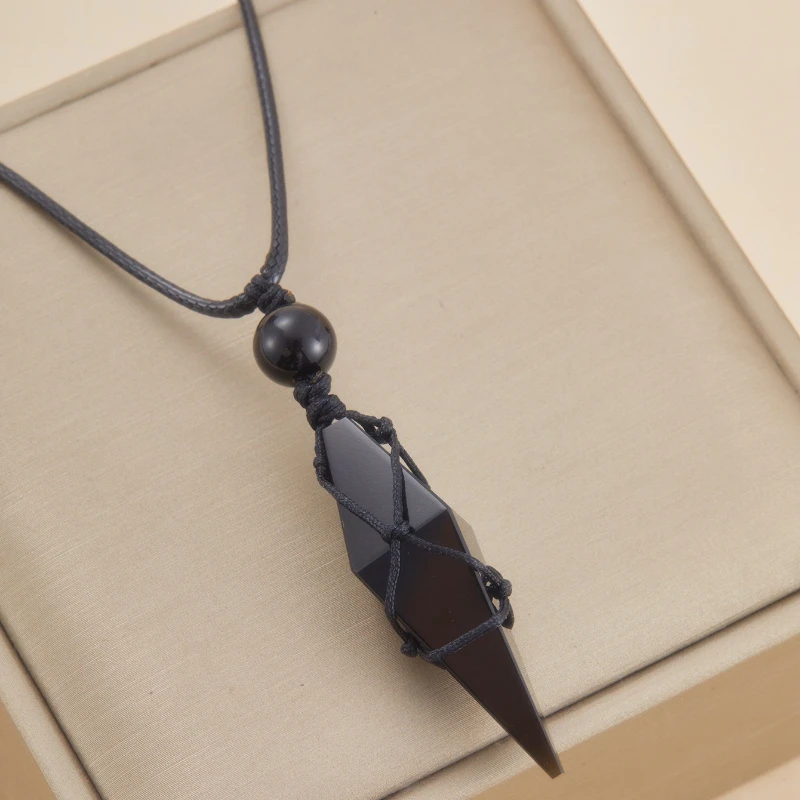 Neue Gothic-Halskette mit schwarzem, eckigem Anhänger und geflochtenem Seil, personalisiertes und kreatives Accessoire für Damen, Geschenk für Feiertage und Partys