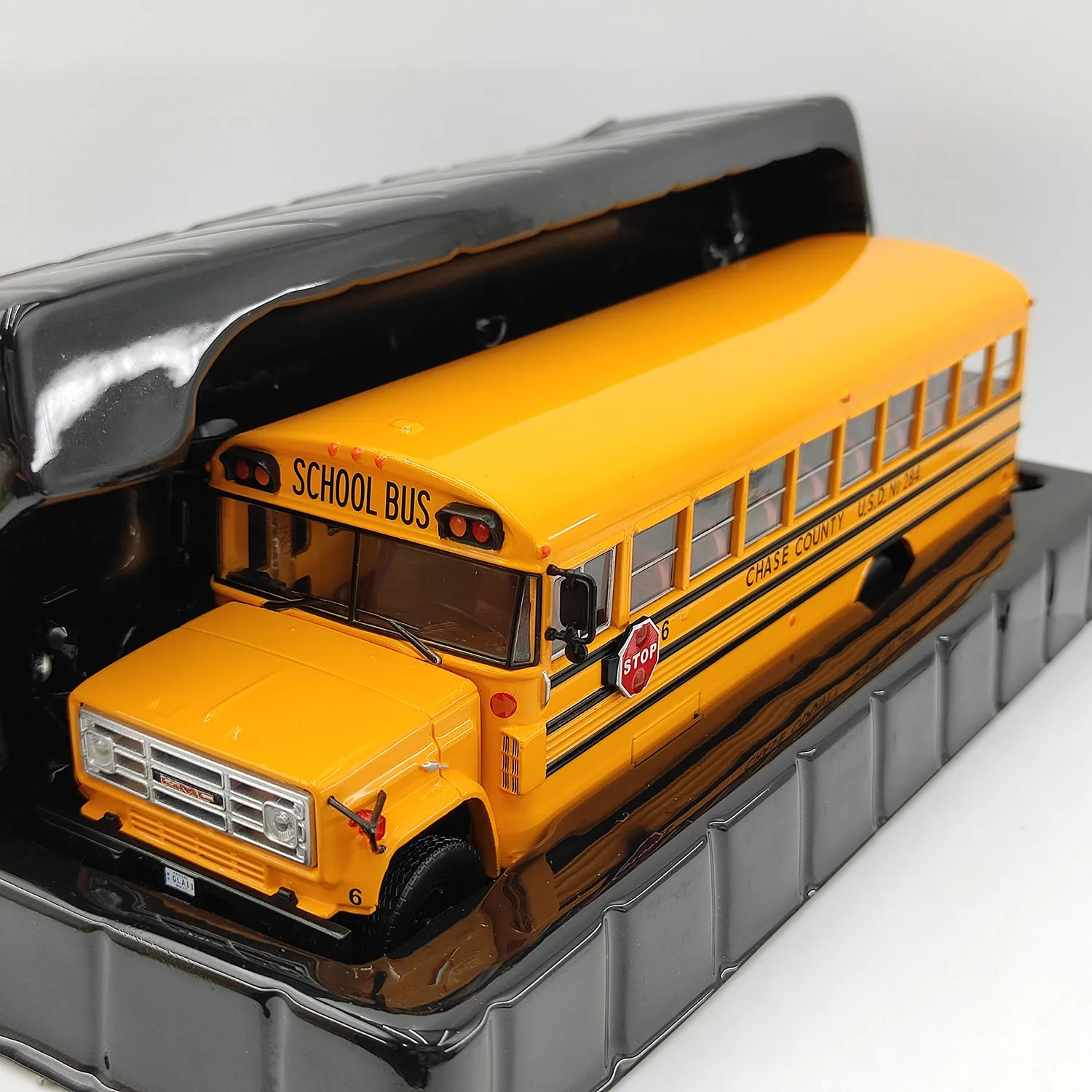 

Defects Diecast IXO 1:43 Scale School Bus Yellow Alloy Car Model Collectible Toy Gift Souvenir Display Ornament