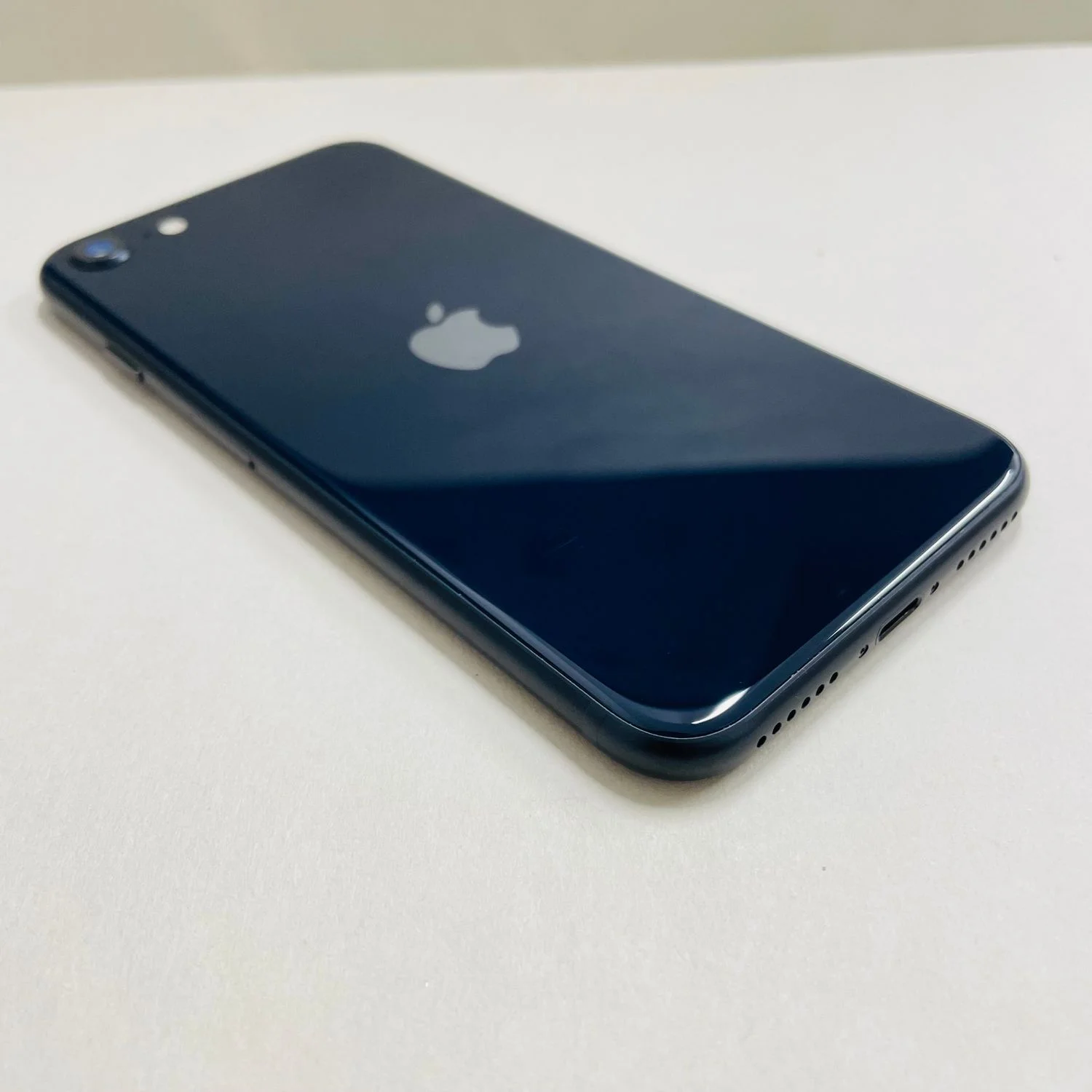 هاتف Apple iPhone SE (2022) الأصلي غير مقفول بذاكرة وصول عشوائي 4 جيجابايت 64/128/256 جيجابايت ROM مستعمل 4.7 بوصة بصمة NFC Retina IPS شحن سريع للهاتف المحمول