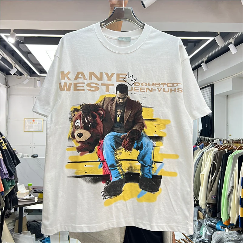 

Oversized Kanye Little Bear Letter Printing T-shirt Men Women High Street Fashion Round Neck Tee 2023 Summer Short Sleeve