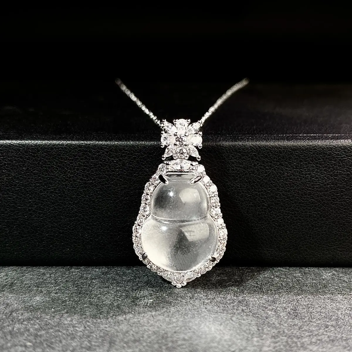

PT950 platinum snake-shaped necklace for women, made of water pearl jade and highquality jade, a best-selling product