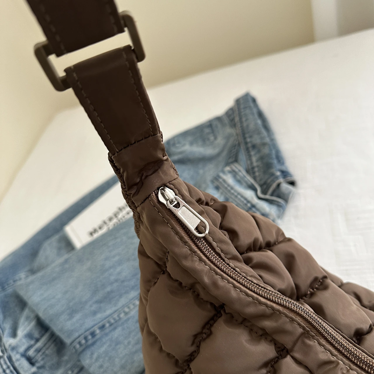 2025 Neue Gesteppte Puffer-Schultertasche für Damen Große Kapazität Tote Umhängetasche Modische Lässige Crossbody-Tasche Damenhandtasche – Detail 2