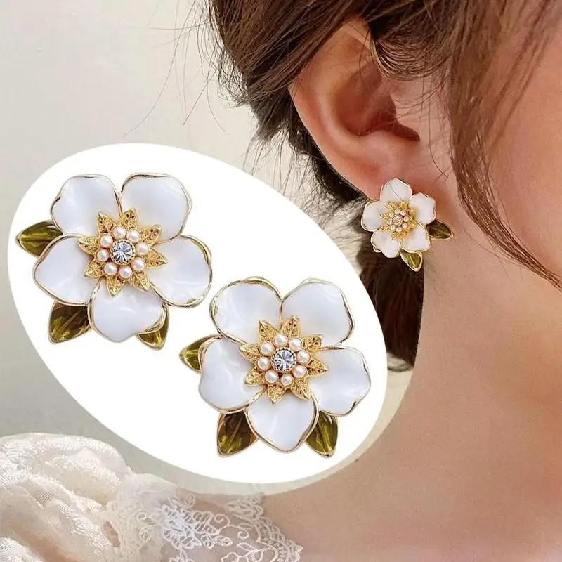 

925 Silver Needle Asymmetric Gardenia Flower Earrings For Women Fashion Jewelry 2024 Trendy Luxury Pearl Women's Stud Earrings