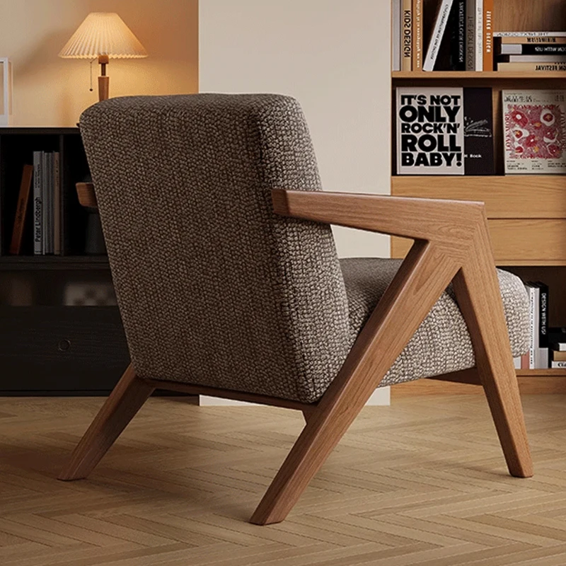 부드러운 패브릭 소재의 원목 프레임 암체어, 거실용 1인용 라운지 소파, 편안한 휴식 의자