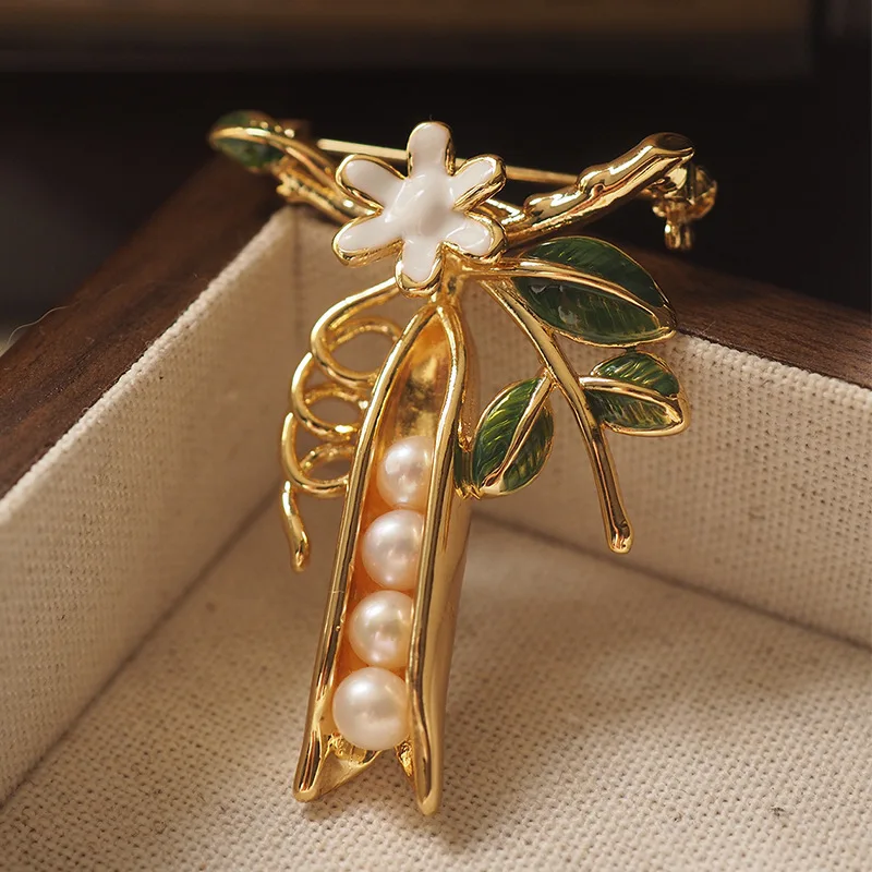 

Niche Design Craft Natural Pearl Brooch - Flower Corsage