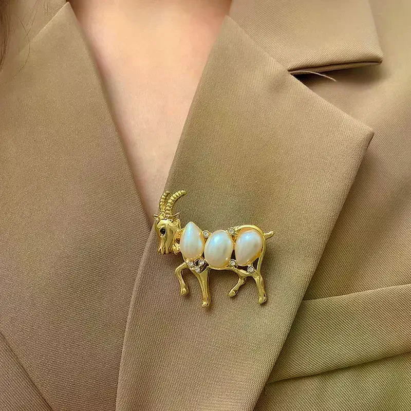 Elegant Sheep Goat Shaped Brooch Rhinestone Pearls Lapel Pin Animal Brooch Perfect For Daily Wear Party Dresses
