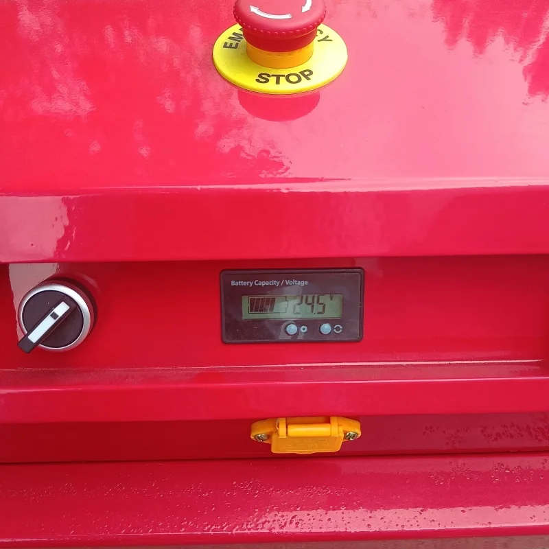 様々な地形に適した、特注の超強力エンジン搭載リモコン式芝刈り機