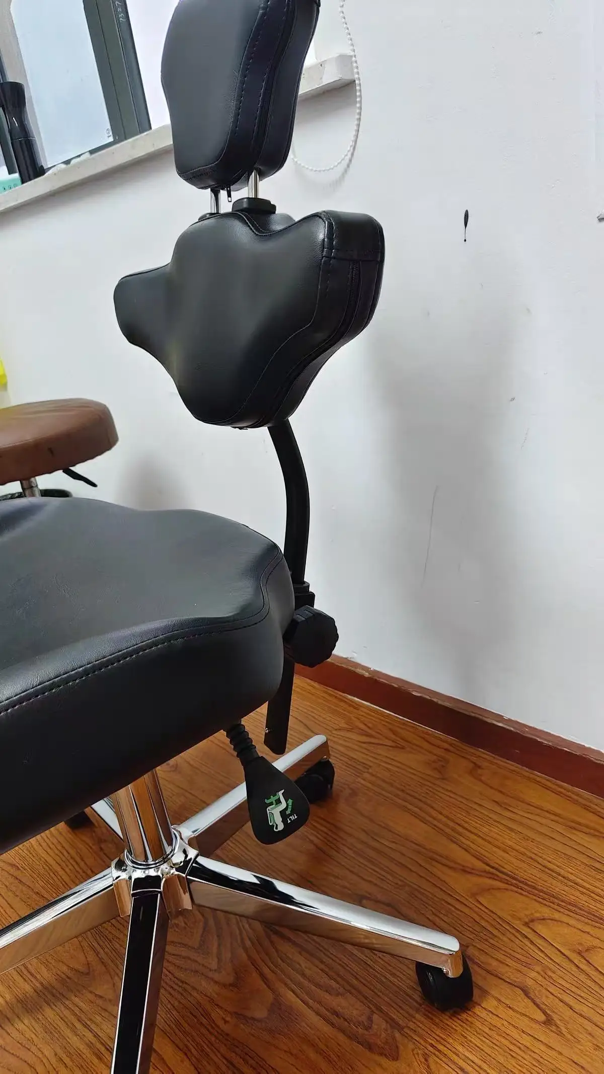 Professional Rolling Lifting Beauty Chair, Multi-functional Tattoo Hairdressing Salon Chair with Wheels & Headrest