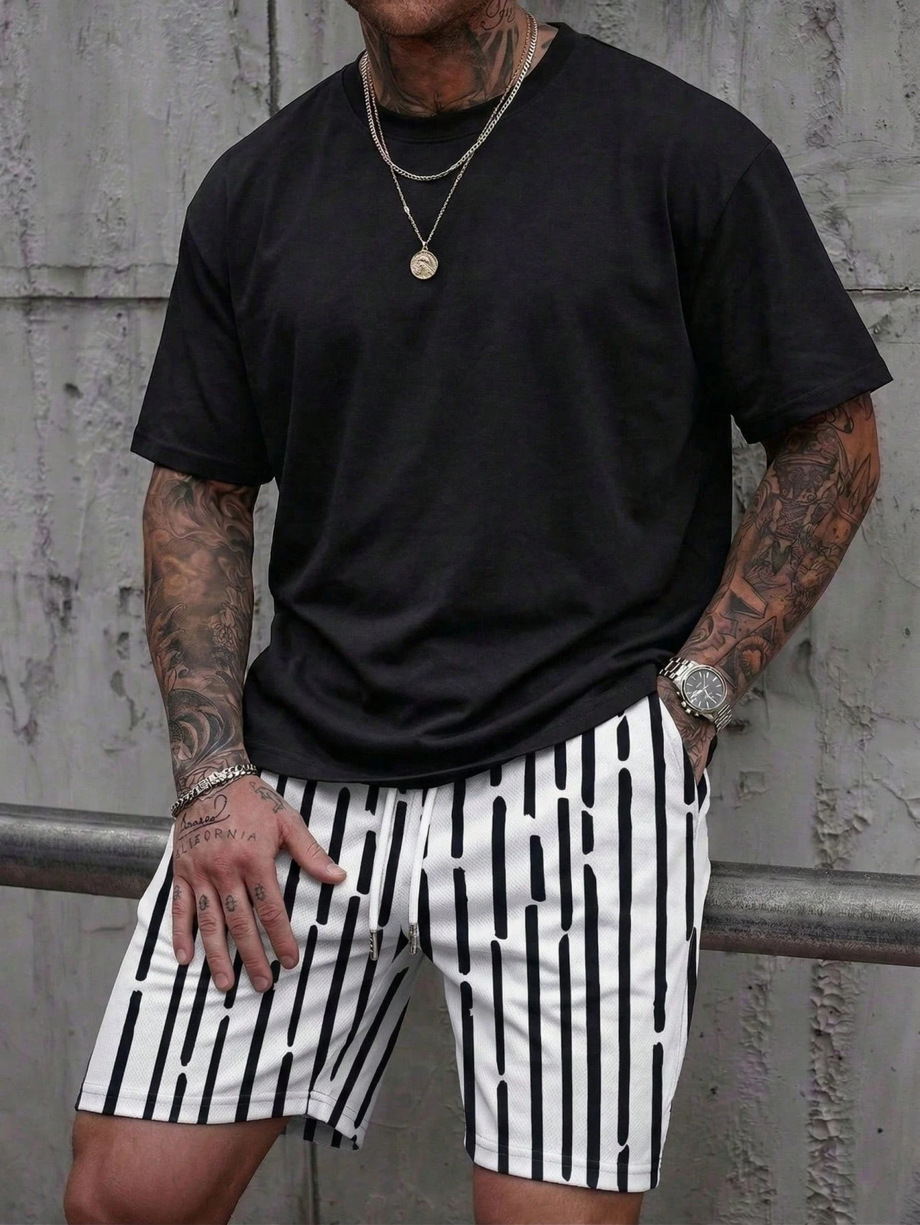 

New Men's Outdoor 2-Piece Set Trendy Solid-Color Summer T-Shirt and Striped Shorts Set Breathable Quick-Dry Sports T-Shirt