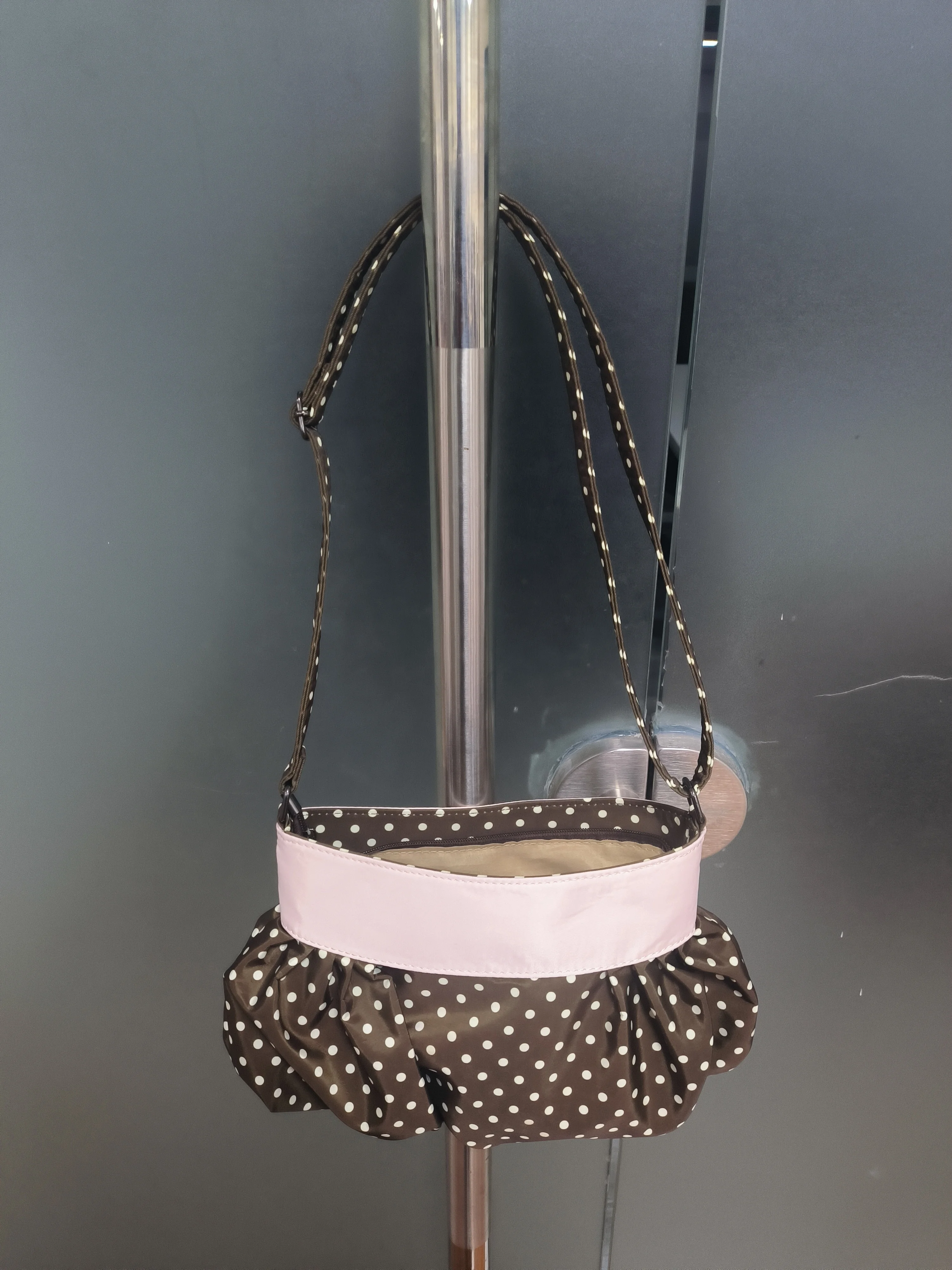 Koreanische Umhängetasche mit Polka Dots, große Tragetasche mit plissiertem Design und Holzknopf-Dekor, niedliche lässige Handtasche für Mädchen – Detail 2