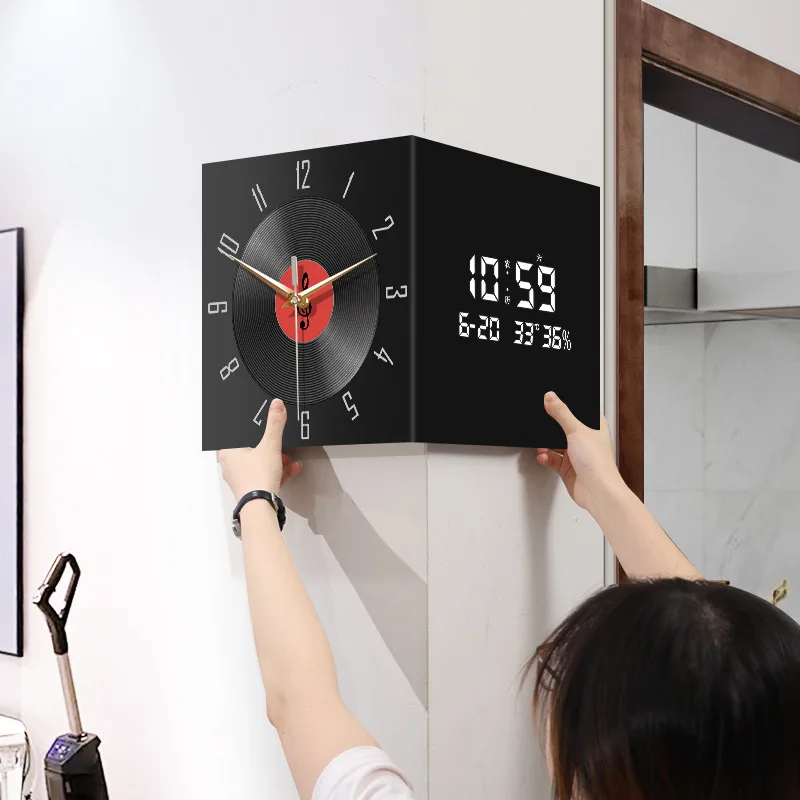 

Настенные часы в средневековом стиле с декоративной росписью, вечным календарем, электронным дисплеем и цифровым отображением времени, в ретро-стиле, с эффектом виниловой пластинки.