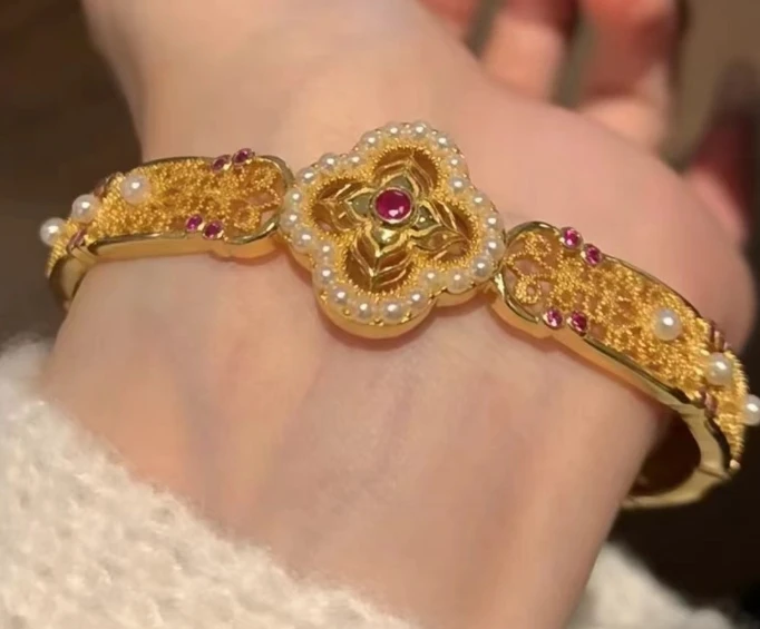 Argento 925 e oro placcato K Metodo antico Filigrana cava Stile corte femminile Bracciale con trifoglio di perle Gioielli con bracciale fine