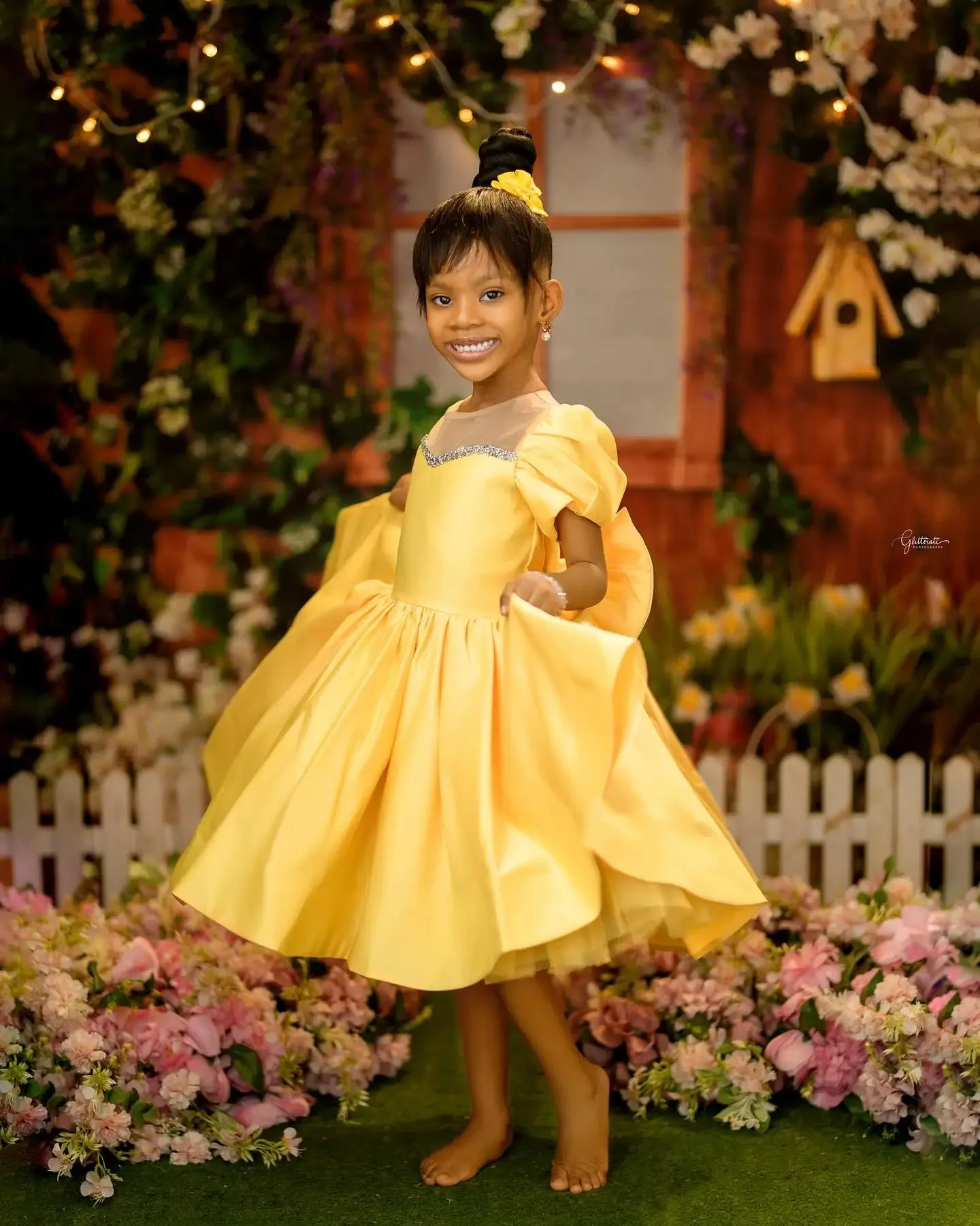 robes-de-demoiselle-d'honneur-jaunes-pour-mariage-en-satin-orne-de-cristaux-ravissantes-robes-de-petite-fille-pour-seance-photo-robes-de-premiere-communion-personnalisees