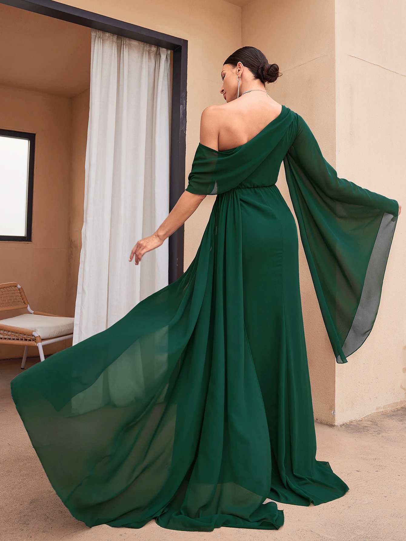 UNITHORSE ثوب مسائي مع فتحة جانبية وأكمام طويلة وتفاصيل الخصر وتطريز معدني وزينة فستان سهرة شيفون