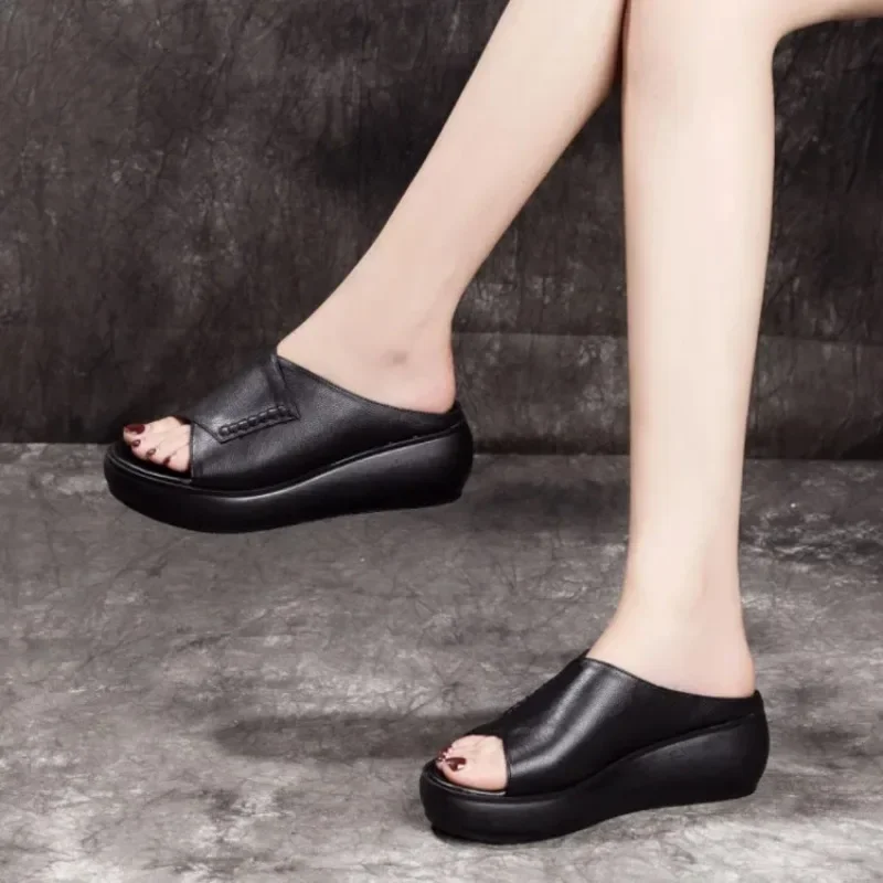 True Soft Leather Thick Sole Soft Sole Mom Slippers Women's Summer 2024 New Fashion Slope Heel Sandals