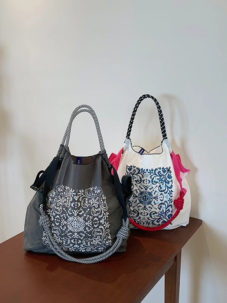Nouveaux sacs pour femmes, sacs à bandoulière pour femmes de la série Tenghua brodés de style japonais, sacs fourre-tout de grande capacité, sacs de banlieue, sacs de courses légers et pliables adaptés au shopping, les loisirs, les fêtes, les déplacements au travail, les cadeaux surprise