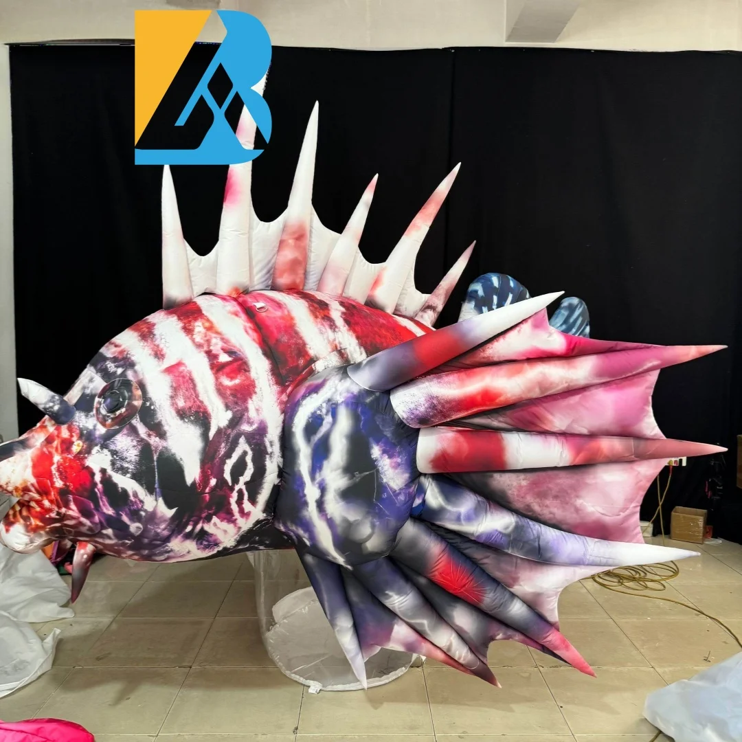 Design di pesci colorati gonfiabili giganti su misura sul terreno per il giocattolo della decorazione della palcoscenico della celebrazione del giorno annuale