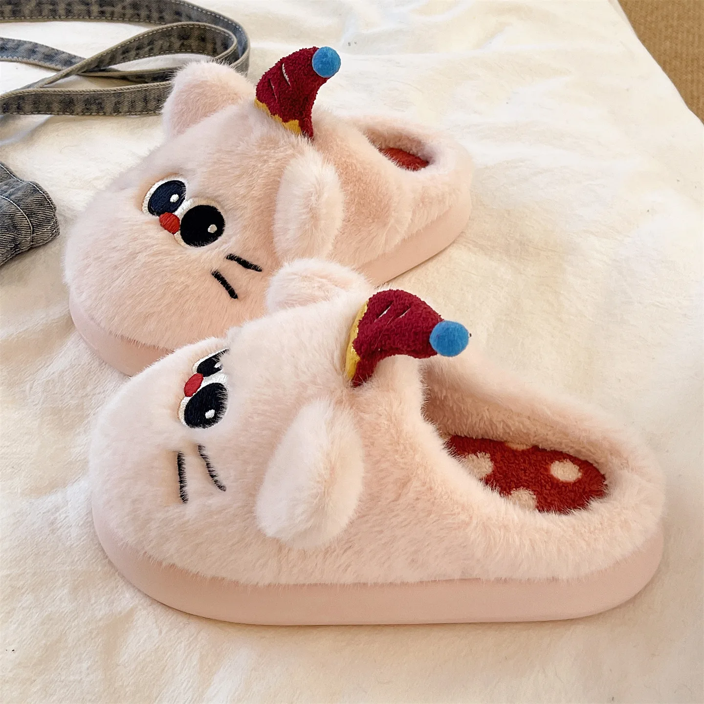 Black slippers for women winter  cute hats for cats at home non-slip thick bottom plush Indoor home cotton slippers warm girl ﻿