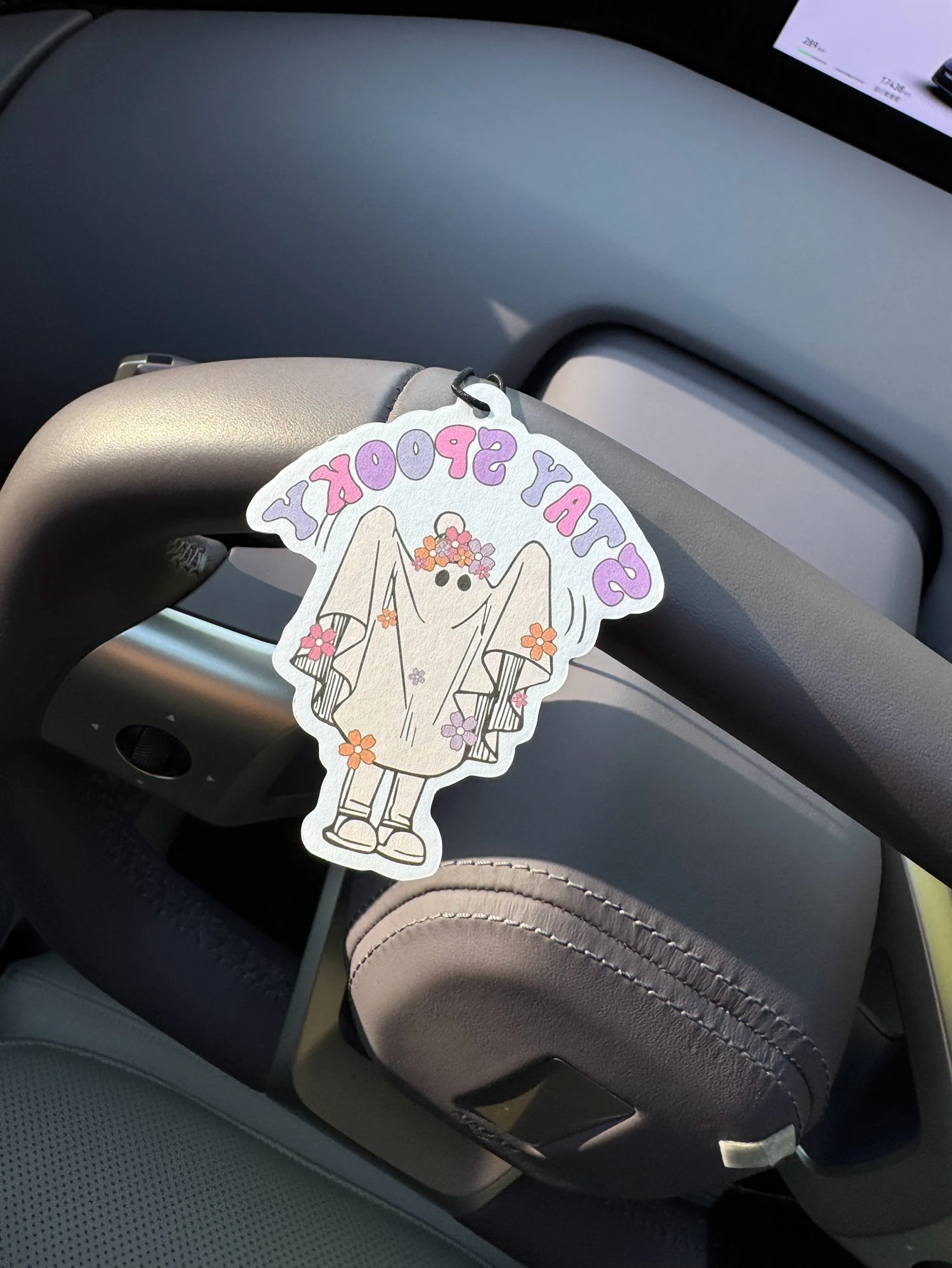 Halloween Funny Ghost Design Hilton (Hotel Scent) Car Air Freshener |   Rearview Mirror Hanger & Dual-Purpose Air Vent Clip |   Natural Material Aromatherapy Tablets |   Long-Lasting Fragrance for 90 Days |   Alcohol-Free |   Not Afraid of Direct Exposure to the Sun |   Designed Specifically for Odor Removal in Cars, Closets, and Bathrooms. |   Cartoon Animation Graphics |   Unisex |   Luxury-Grade Fragrance |   Same as Five-Star Hotels