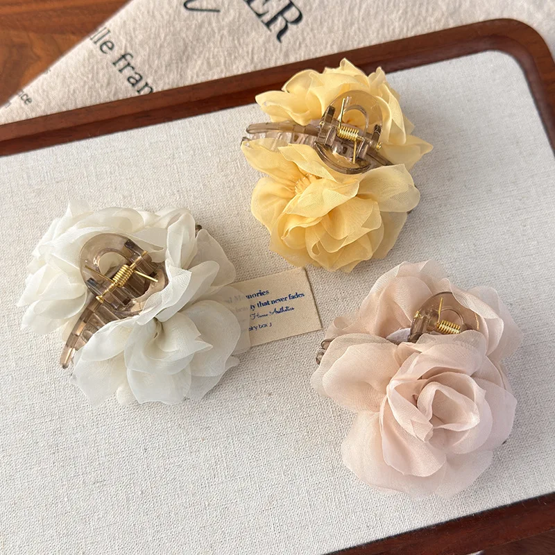 Ätherische Tüll-Kamelienblüten-Haarspange mit Haifischzahn-Verschluss: Strandhaarschmuck im Urlaubsstil für halb hochgesteckte Frisuren – Detail 9