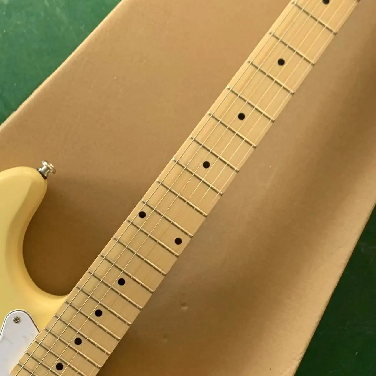 Vintage Yellow Cream Yngwie Malmsteen Scalloped Maple Fretboard ST, 6 Strings Electric Guitar, Factory  electric guitar guitarra