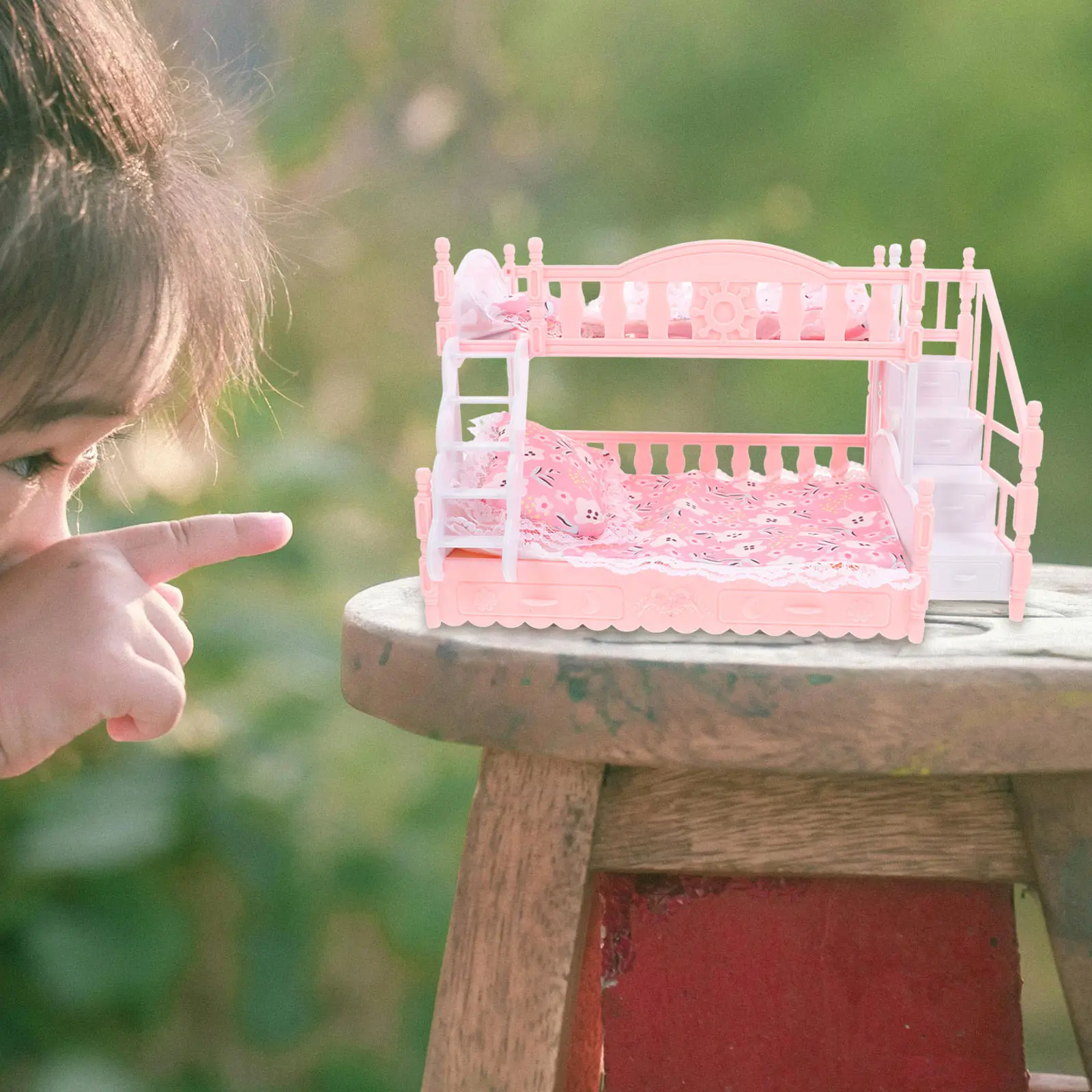 

Набор миниатюрных двухъярусных кроватей для кукольного домика: реалистичная пластиковая модель, декоративная двуспальная кровать для иммерсивных игр, элегантный мини-декор