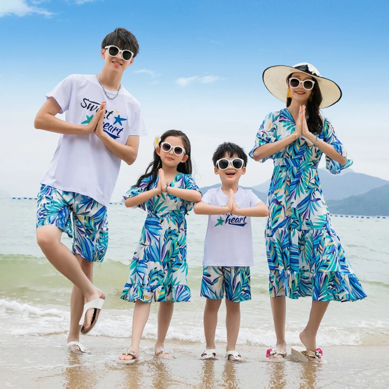 

Family Matching Outfits Summer Beach Mum Daughter Foloral Dresses Bohemian Dad Son T-shirt+Shorts Couple Clothes Holiday Seaside