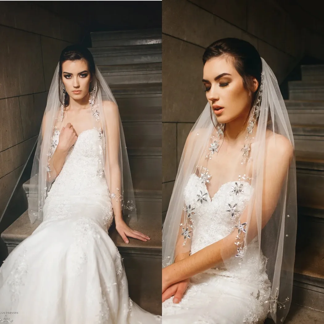 

Simple Bridal Wedding Veil For Women Rhinestone Beaded Bride Short Royal Bridal Veil with Comb Wedding Accessories Customized