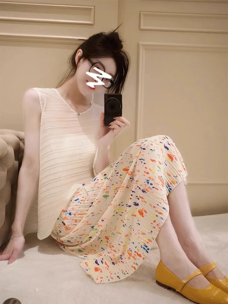 

Комплект из топа без рукавов и плиссированной юбки в горошек Three Houses: модный женский костюм из дышащего полиэстера