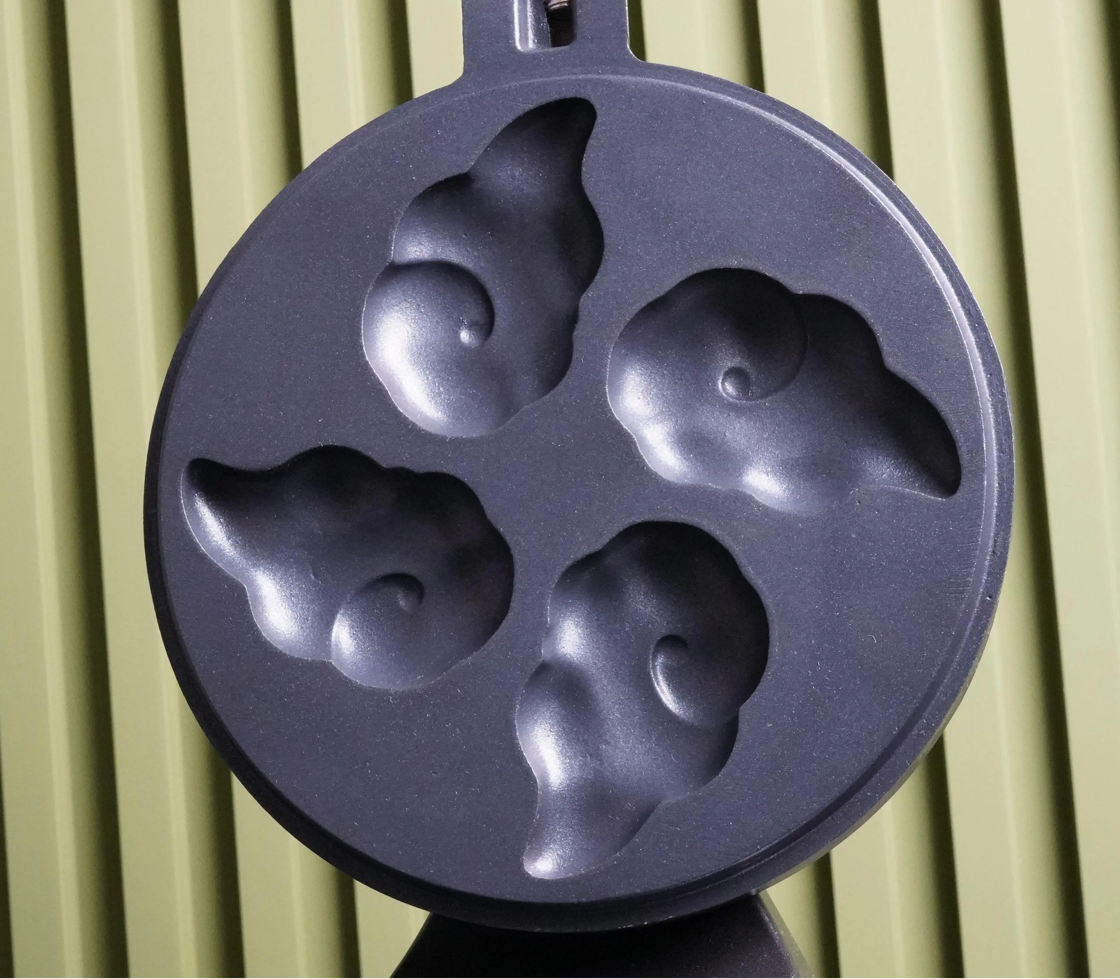 Professional commercial portable rotating cloud waffle maker