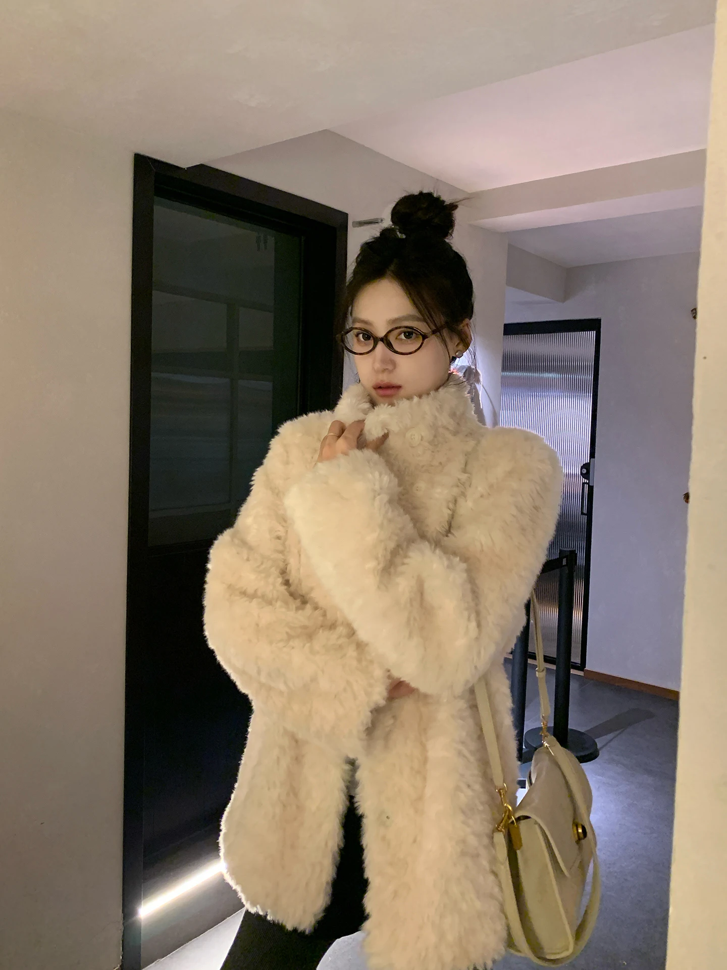 Questo super bellissimo cappotto di pelle d'agnello spesso è versatile per le donne e exuda un'aria dell'eleganza. È un cappotto di pelliccia monopezzo