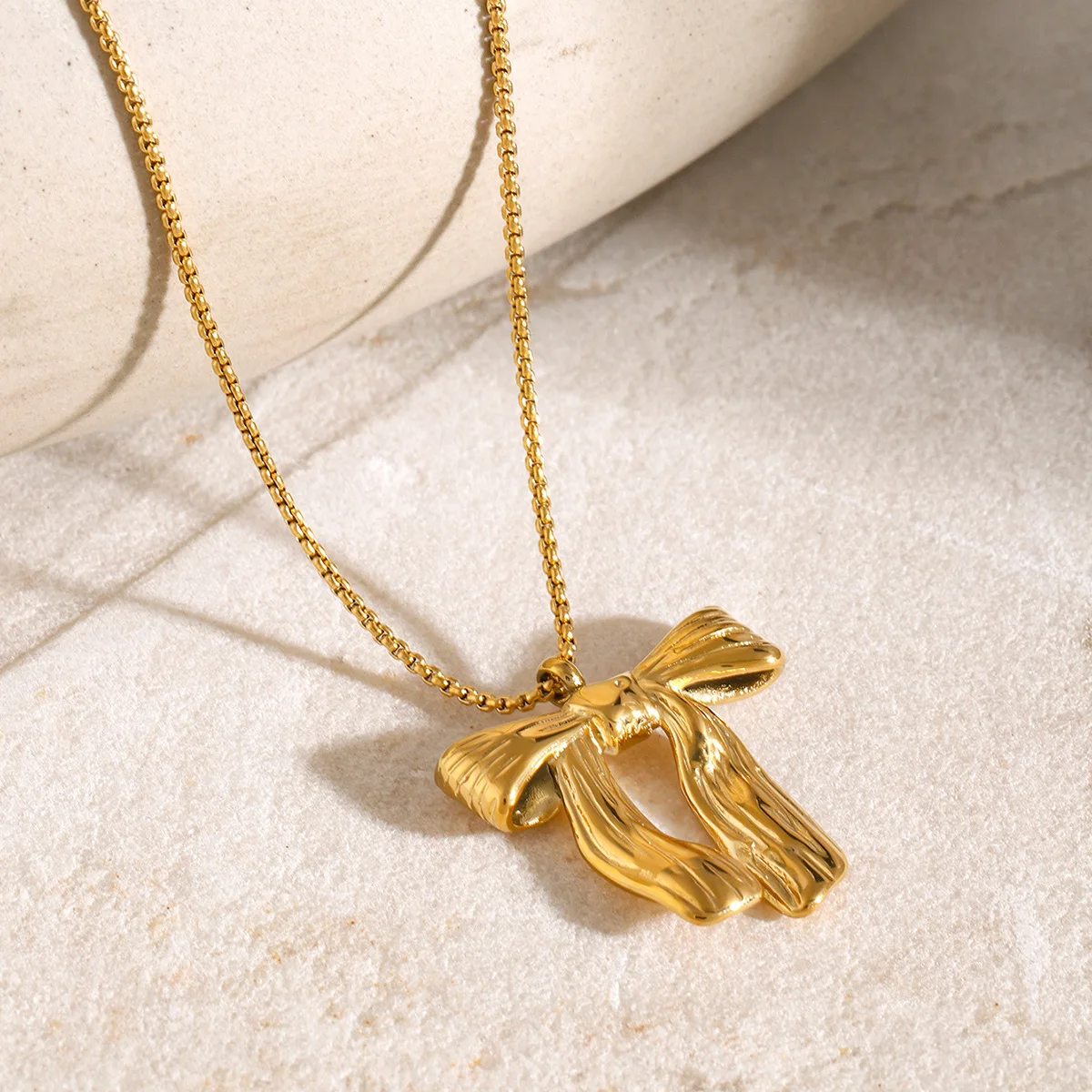 

Stainless Steel PVD 18K Gold Plated Tarnish Waterproof Knot Pendant Necklace For Woman Jewelry Wholesale INS